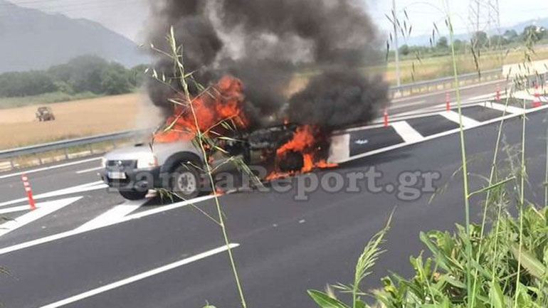 “Λαμπάδιασε” αγροτικό έξω από τη Λαμία