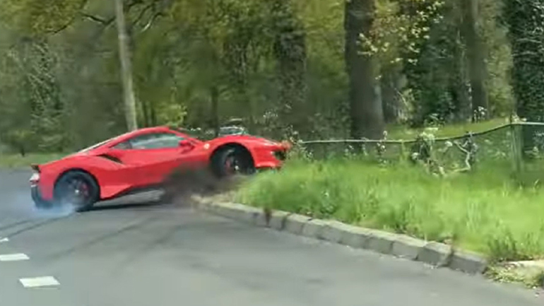 Τη διέλυσε τη Ferrari! Τη διέλυσε τη Ferrari!