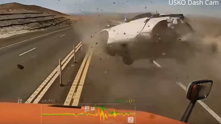 Απίστευτο ατύχημα: Πέταξε το αυτοκίνητο! Απίστευτο ατύχημα: Πέταξε το αυτοκίνητο!