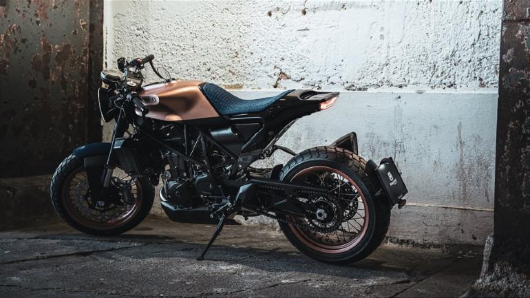 Η εταιρεία που “ντύνει” τα μοντέλα της με Replay