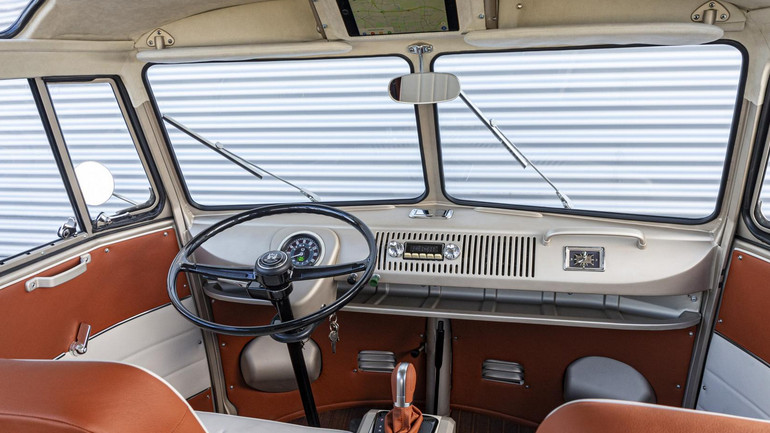 Λιτό εσωτερικό καθώς έχει διατηρηθεί η κεντρική κονσόλα του T1.