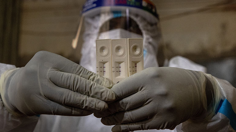 Η ινδική παραλλαγή της Covid-19 έχει μεταδοτικότητα τουλάχιστον αντίστοιχη με αυτή της αγγλικής