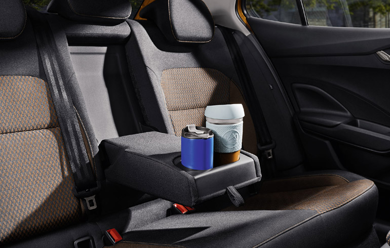 Υποβραχιόνιο στο πίσω κάθισμα με θήκες για μεγάλα ποτήρια.