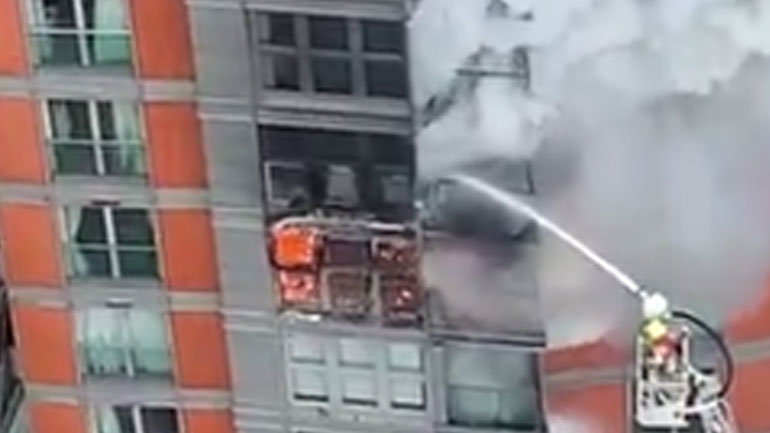 Φωτιά σε πολυώροφο κτήριο στο Λονδίνο