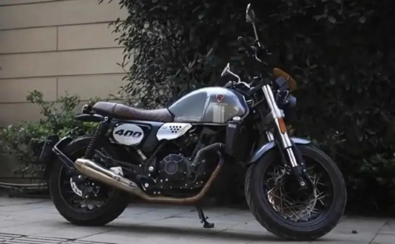 Τα φωτιστικά σώματα είναι LED εμπρός και πίσω.