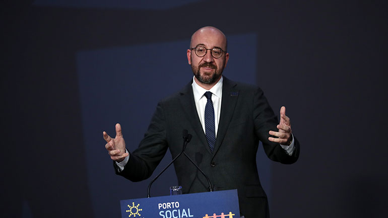 «Η Ε.Ε. είναι έτοιμη να συζητήσει συγκεκριμένες προτάσεις για την άρση της πατέντας στα εμβόλια»