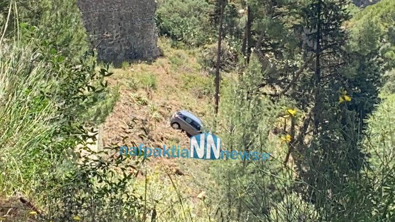 Αυτοκίνητο στη Ναύπακτο έπεσε στο κενό