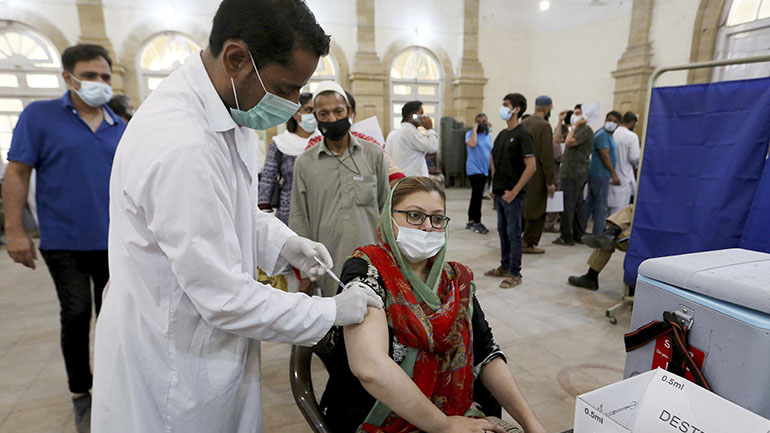 Το Πακιστάν παρέλαβε τις πρώτες δόσεις του εμβολίου της AstraZeneca μέσω τους προγράμματος COVAX