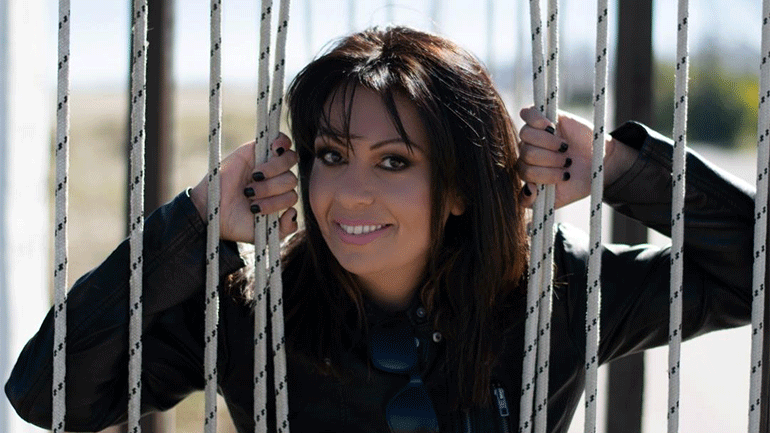 «Με Βρήκε Έρωτας» ομολογεί η Νατάσα Κωνσταντίνου με το νέο της τραγούδι!