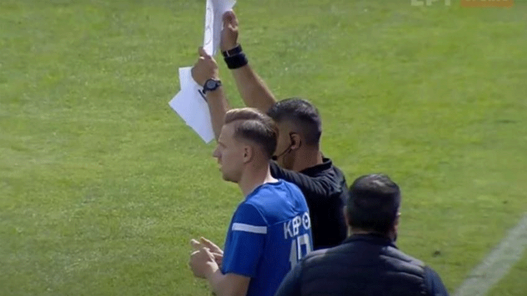 Απίστευτο κι όμως… ελληνικό: Αλλαγή με… κόλλα Α4 σε ματς της Football League!