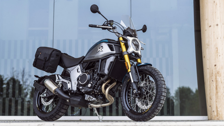 Με βαλίτσες, ψηλή ζελατίνα και χωμάτινα ελαστικά θα είναι η adventure έκδοση του CL-X 700.