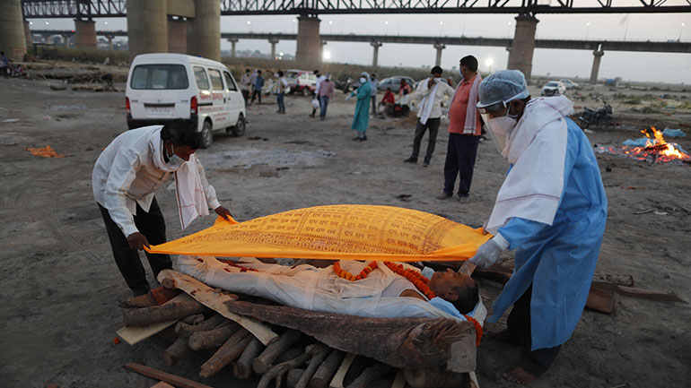 Η Ινδία στρέφεται σε πρώην στρατιωτικούς ιατρούς για να αντιμετωπίσει την έξαρση της πανδημίας Η Ινδία στρέφεται σε πρώην στρατιωτικούς ιατρούς για να αντιμετωπίσει την έξαρση της πανδημίας