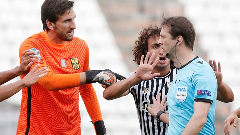 Αρης: Επίθεση κατά Κλάτενμπεργκ για τη διαιτησία στην Τούμπα