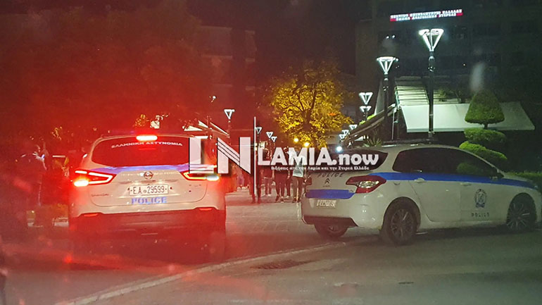 Λαμία: Βραδινή κινητοποίηση της αστυνομίας – «Διέλυσε» πλήθος νέων που είχε συγκεντρωθεί σε πλατεία