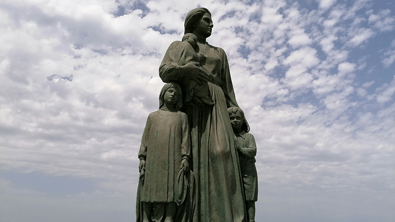 Η Μικρασιάτισσα Μάνα της Μυτιλήνης