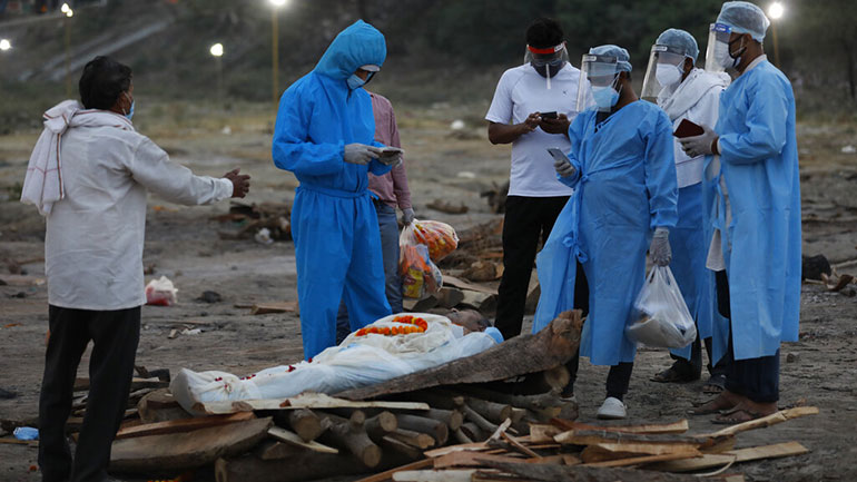 Ινδία: Δεκάδες πτώματα πιθανών θυμάτων του κορωνοϊού ξεβράστηκαν στις όχθες του Γάγγη Ινδία: Δεκάδες πτώματα πιθανών θυμάτων του κορωνοϊού ξεβράστηκαν στις όχθες του Γάγγη