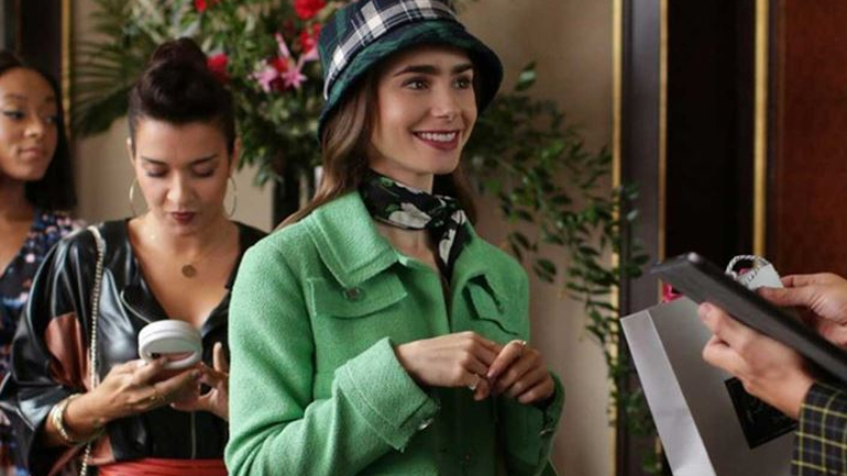 Τι αποκαλύπτει ο δημιουργός της σειράς «Emily in Paris» για τη δεύτερη σεζόν;