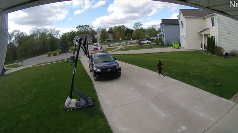 Ένα παιδί κάνει σπριντ να προλάβει τον παγωτατζή