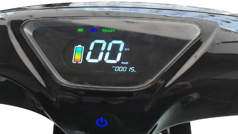 LCD οθόνη με έγχρωμες ενδείξεις.