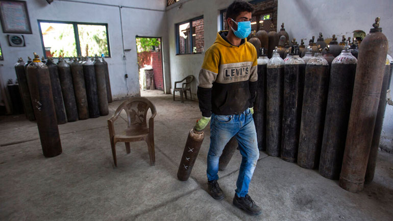 Εκατοντάδες χιλιάδες τα νέα κρούσματα στην Ινδία