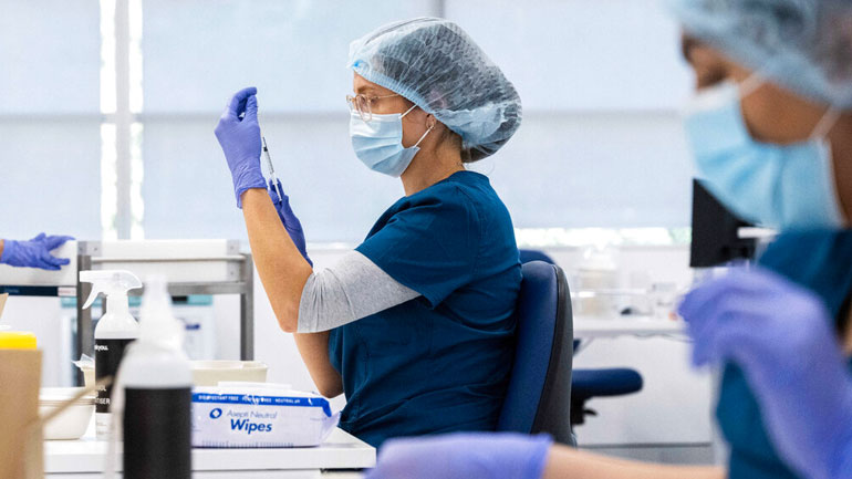 Προνόμια στους εμβολιασμένους εξετάζει η κυβέρνηση