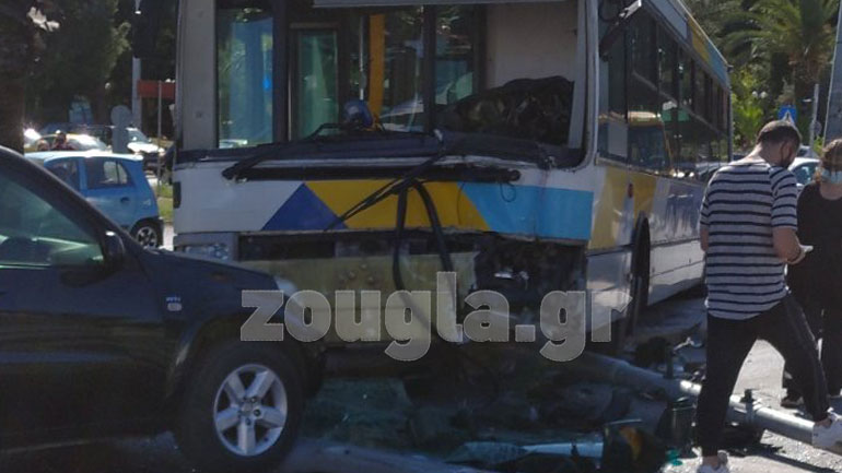 «Τρελή πορεία» λεωφορείου στη λεωφόρο Αθηνών – Συγκρούστηκε με φανάρια και δύο ΙΧ