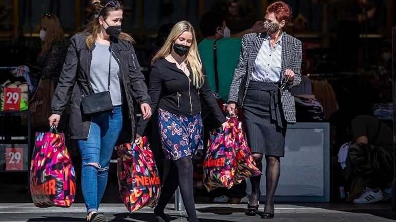 Οι Τσέχοι βγήκαν για ψώνια στα εμπορικά καταστήματα για πρώτη φορά το 2021