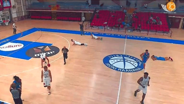 Ισραήλ: Παίκτες σε αγώνα μπάσκετ ξάπλωσαν στο παρκέ για να προστατευτούν από τους πυραύλους!