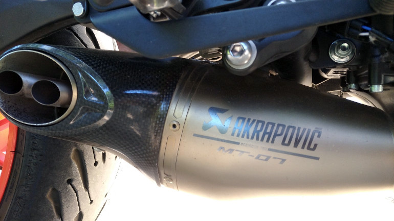 Η εξάτμιση της Akrapovic χαρίζει έναν υπέροχο ήχο στη μοτοσικλέτα. Τιμή 1.619,44 €