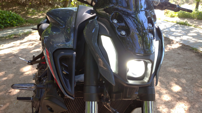 Ο κεντρικός προβολέας είναι πανίσχυρος LED και τα φλας είναι τεχνολογίας LED.