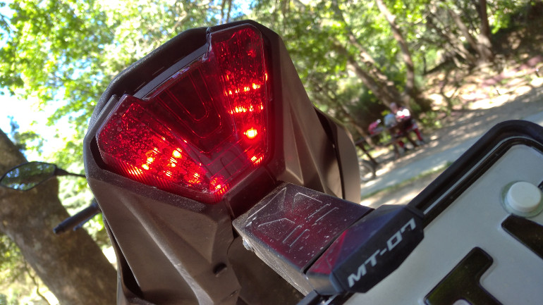 Το πίσω φωτιστικό σώμα LED με την ειδική βάση της Yamaha η οποία κοστίζει 136,04 €.