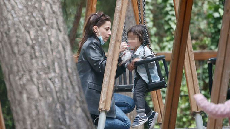 Κατερίνα Παπουτσάκη-Παναγιώτης Πιλαφάς: Βόλτα στον Εθνικό Κήπο με τον γιο τους Κίμωνα