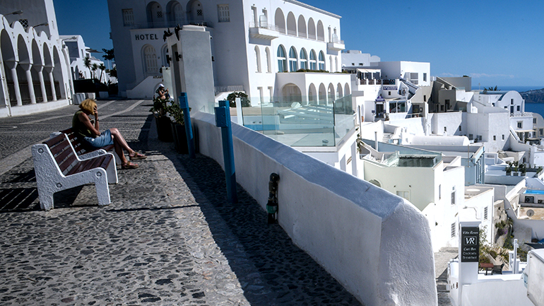 Βουλιάζει ο τουρισμός