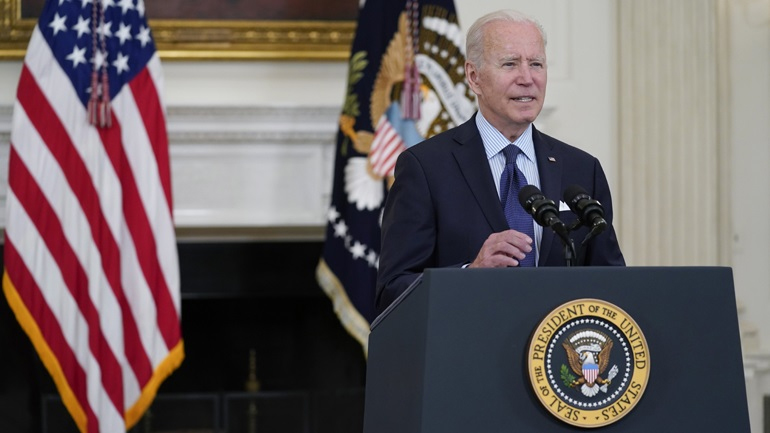 Μπάιντεν: Οι μισοί ηγέτες του πλανήτη μού ζητούν εμβόλια