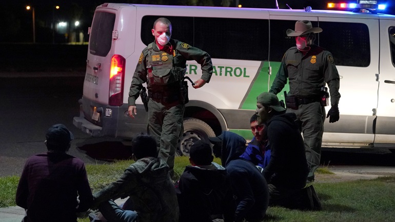 ΗΠΑ: Αυξήθηκαν οι συλλήψεις παράτυπων μεταναστών στα σύνορα με το Μεξικό