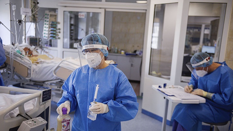 Η Ρωσία ανακοίνωσε 8.217 νέα κρούσματα Covid-19 και 355 θανάτους