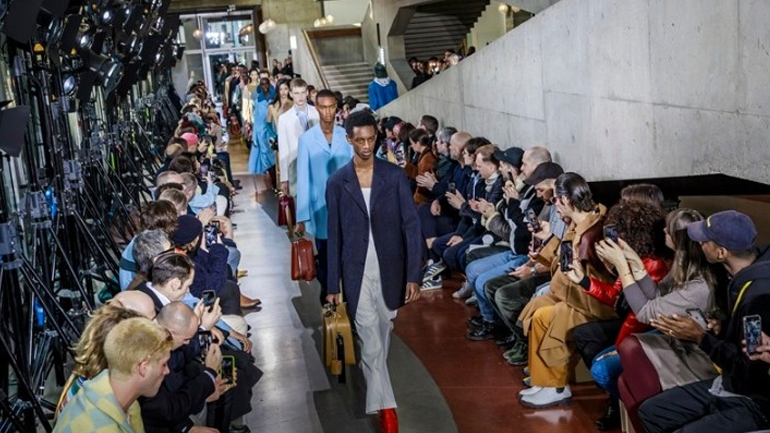 Οι ζωντανές επιδείξεις μόδας επιστρέφουν στο Παρίσι