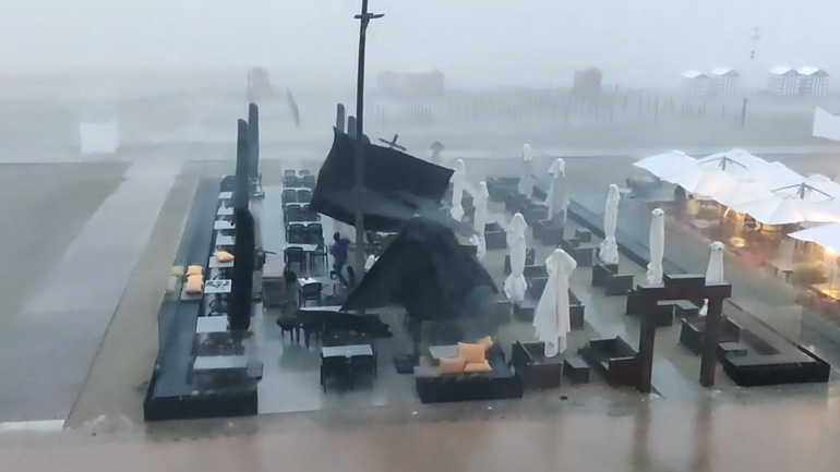 Ομπρέλες απογειώνονται λόγω ισχυρής καταιγίδας