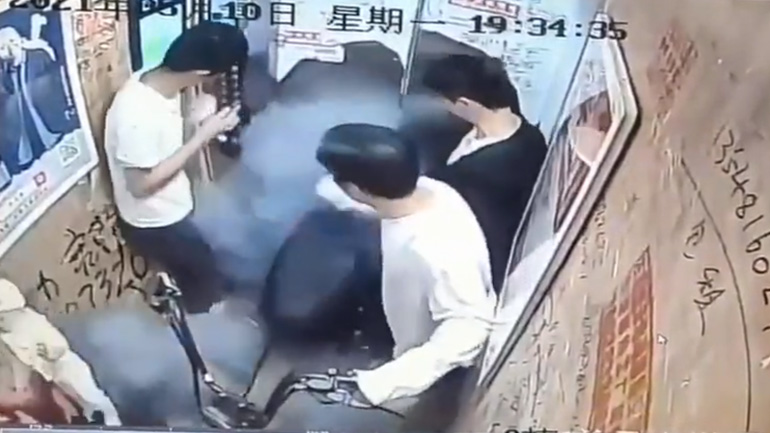 Ηλεκτρικό σκούτερ εκρήγνυται σε ασανσέρ