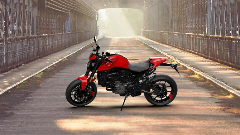Μια καλή πόζα μπορεί να σου χαρίσει ένα Ducati Monster