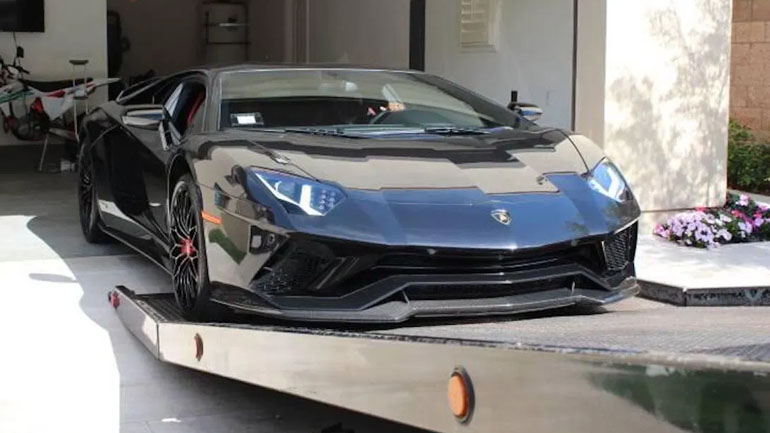 Με τις κρατικές επιδοτήσεις αγόρασε τρία supercar