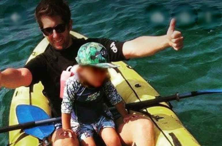 Θαλάσσια σπορ και beach volley είναι μερικά από τα χόμπι του.