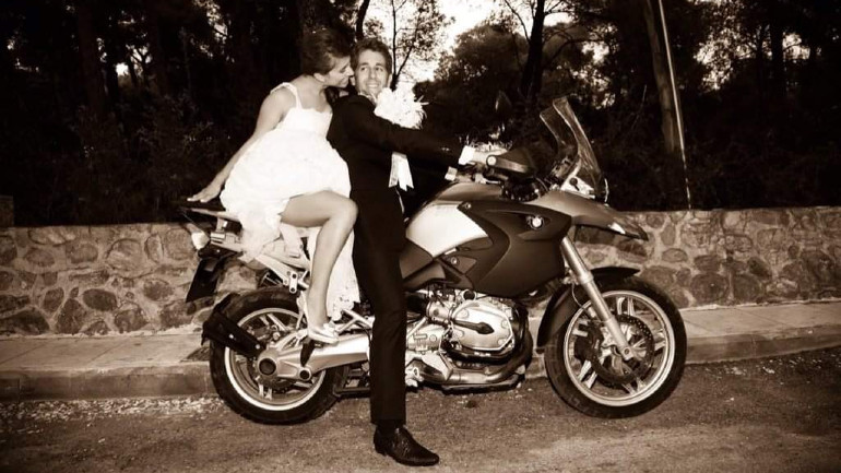 Στο γάμο του δε θα μπορούσε να μην πάει με την BMW του.