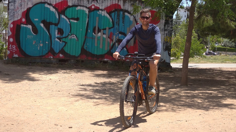 Το ποδήλατο έχει μπει για τα καλά στην  καθημερινότητα του Βασίλη.