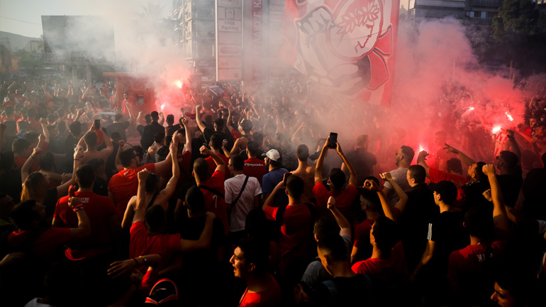 Οπαδοί του Ολυμπιακού εισέβαλαν στην Ακρόπολη για να σηκώσουν πανό – Προπηλάκισαν τους φύλακες