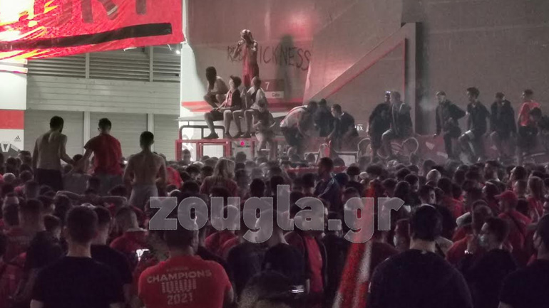 Εικόνες απίστευτου συνωστισμού έξω από το Καραϊσκάκη με φιλάθλους του Ολυμπιακού