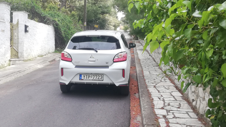 Από στενούς δρόμους περνα με χαρακτηριστική άνεση.