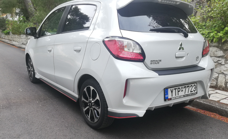 Τα σπόιλερ τύπου carbon με κόκκινα διακοσμητικά δίνουν έναν σπορ τόνο.