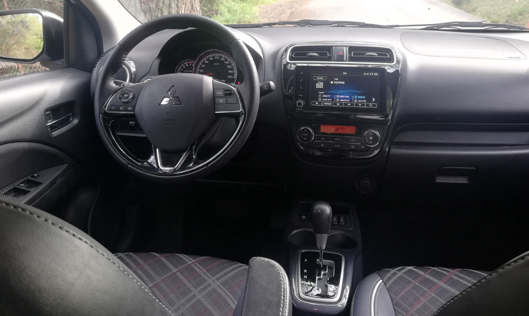 Ποιοτικό, με άριστη συναρμογή και εργονομία το ταμπλό. 