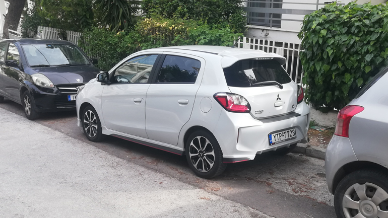 Το παρκάρισμα με το Space Star γίνεται παιχνιδάκι.